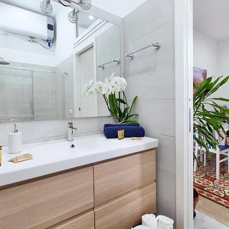 Shine House * Sorrento